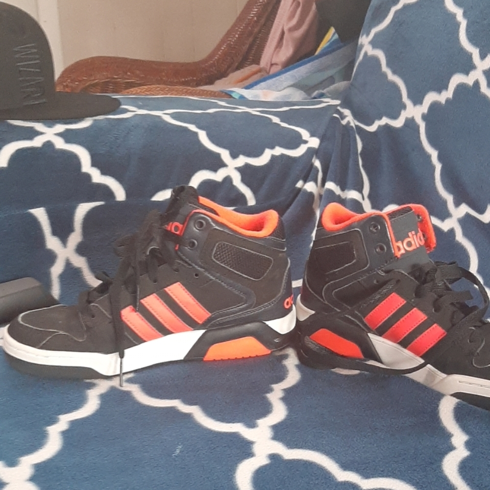 Kids Adidas shoes - Picture 2 of 4